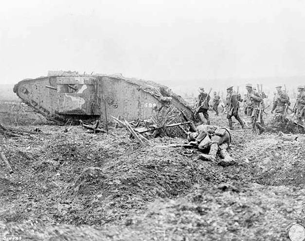 Kanadski vojnici napreduju iza britanskog tenka Mark II kod izbocine Vimi